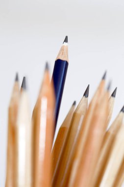 Kalem mavi ışın ışık arka plan üzerinde doğal ahşap kalemler üzerinde odak