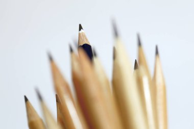 Kalem mavi ışın ışık arka plan üzerinde doğal ahşap kalemler üzerinde odak