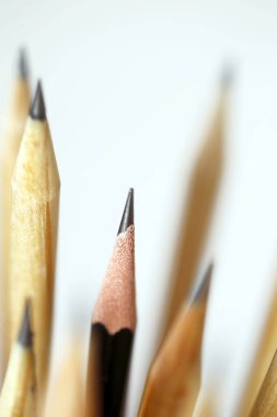 Siyah kalem odak ışık arka plan üzerinde doğal ahşap kalemler yolunda