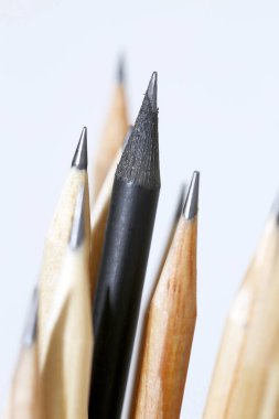 Siyah kalem odak ışık arka plan üzerinde doğal ahşap kalemler yolunda