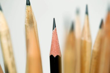 Siyah kalem odak ışık arka plan üzerinde doğal ahşap kalemler yolunda