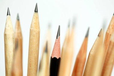 Siyah kalem odak ışık arka plan üzerinde doğal ahşap kalemler yolunda