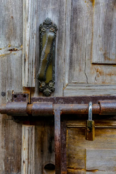 Trava Ferro Porta Velha Com Verniz Despojado — Fotografia de Stock