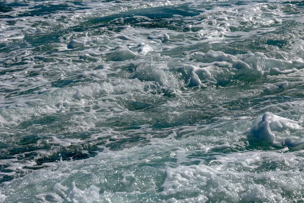 Turbulent Zeewater Met Wit Schuim Veroorzaakt Door Motor Van Boot — Stockfoto