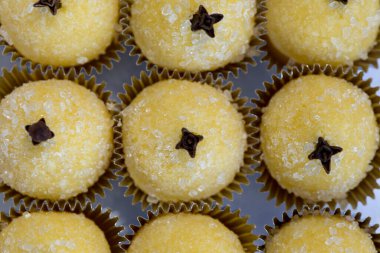 Beijinho, tam anlamıyla küçük bir öpücük, yoğun süt, hindistan cevizi ve kristal şekerli tipik Brezilya şekeri, şeffaf plastik ambalajla düzenlenmiş.