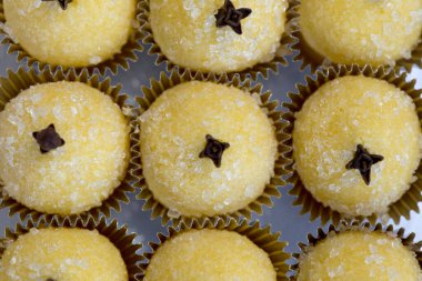 Beijinho, tam anlamıyla küçük bir öpücük, yoğun süt, hindistan cevizi ve kristal şekerli tipik Brezilya şekeri, şeffaf plastik ambalajla düzenlenmiş.