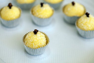 Beijinho, tam anlamıyla küçük bir öpücük, tipik Brezilya şekeri. Yoğunlaştırılmış süt, hindistan cevizi ve kristal şeker, beyaz tepside.