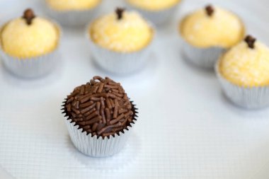 Brezilya şekerlerinden oluşan beyaz tepsi Brigadeiros ve Beijinhos, doğum günlerinde ve düğünlerde çok yaygındır.