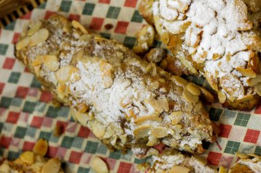 Dilim fındık ve badem ile dekore edilmiş ve çeşitli tahıl ile yapılan esnaf ekmek