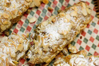 Dilim fındık ve badem ile dekore edilmiş ve çeşitli tahıl ile yapılan esnaf ekmek