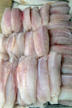 Açık hava pazarında ortaya çıkan balık filetosu yığını. Sao Paulo, Brezilya