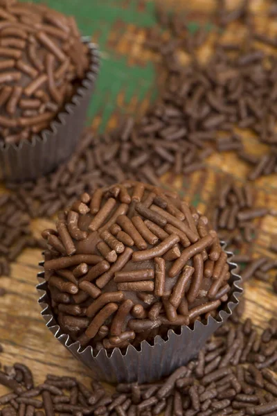 Porzione Brigadeiros Caramelle Tradizionali Brasiliane Tavolo Legno Rustico Cosparso Cioccolato — Foto Stock