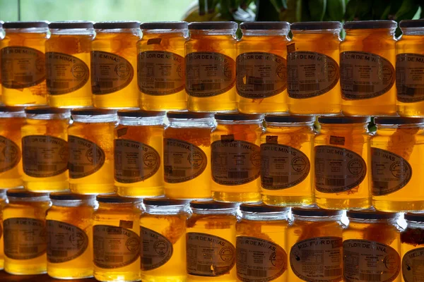 サンパウロ ブラジル 2018年5月12日 バックライトの輝きを持つ屋外市場棚の蜂蜜のポットとボトルは ブラジルのサンパウロ州の内部の道端市場で販売されます — ストック写真