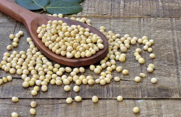 Sojabönor Närbild Träsked Över Rustik Skärbräda Med Lagerblad Dekoration — Stockfoto