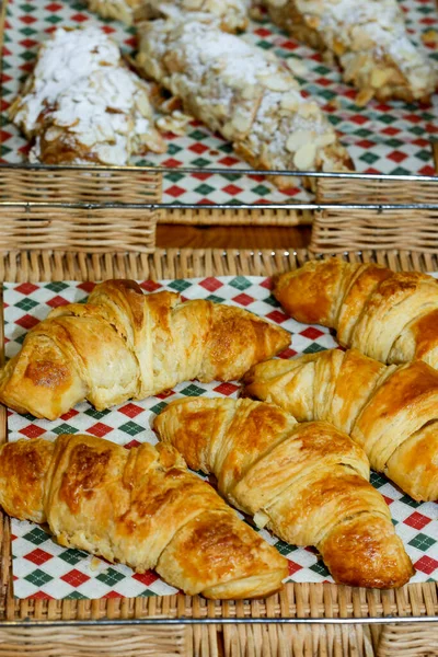 Korb Mit Croissant Brot Bio Handwerklicher Bäckerei — Stockfoto