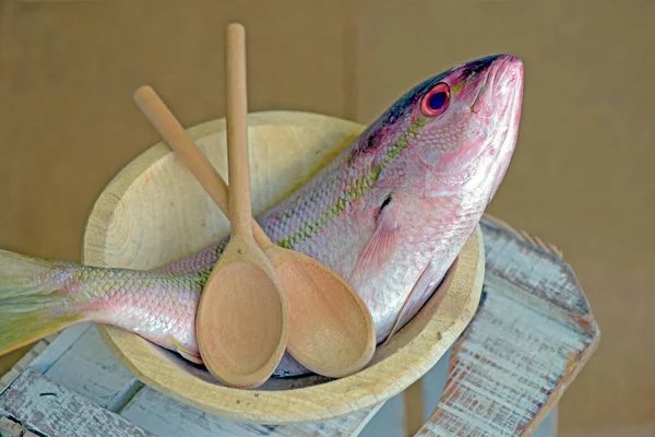 在厨房里准备着红鱼或葡萄牙语的弗尔梅略的生鱼片 — 图库照片