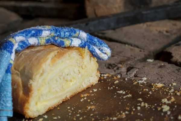 用柔软的面团在温暖的灯光下突出的自制面包切片 — 图库照片