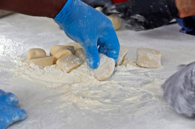 Guioza 'nın sokak fuarında hazırlanması çeşitli tat ve baharatlarla doldurulmuş bir çeşit buğday ekmeği. Lberdade bölgesi, Sao Paulo şehri, Brezilya
