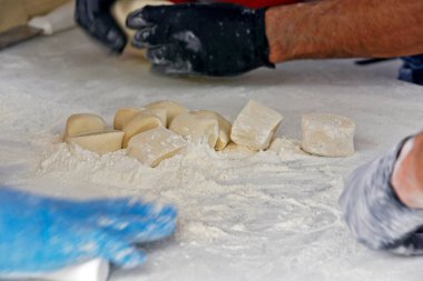 Guioza 'nın sokak fuarında hazırlanması çeşitli tat ve baharatlarla doldurulmuş bir çeşit buğday ekmeği. Lberdade bölgesi, Sao Paulo şehri, Brezilya