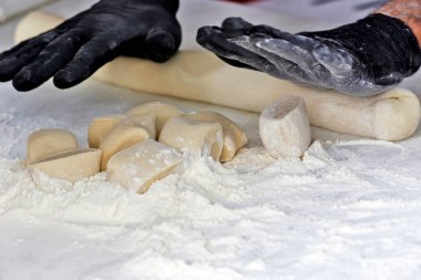 Guioza 'nın sokak fuarında hazırlanması çeşitli tat ve baharatlarla doldurulmuş bir çeşit buğday ekmeği. Lberdade bölgesi, Sao Paulo şehri, Brezilya