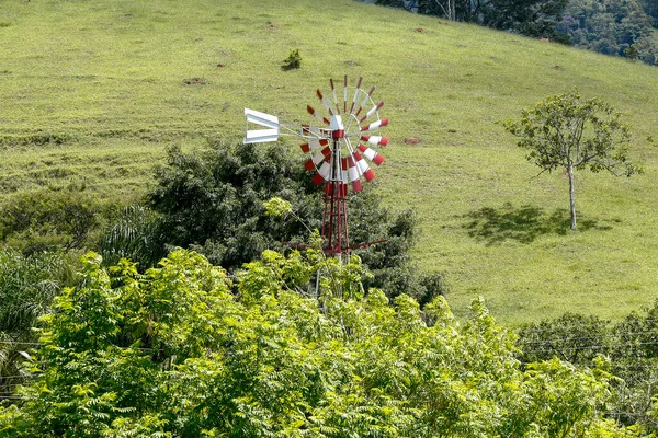 Moinho Vento Para Bombear Água Propriedade Rural Meio Árvores Grama — Fotografia de Stock