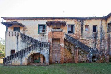 20. yüzyılın başından beri eski ve bozulmuş bir yapı. Brezilya 'nın Sao Paulo eyaletinin iç kesimlerindeki çiftliklerin özellikleri.