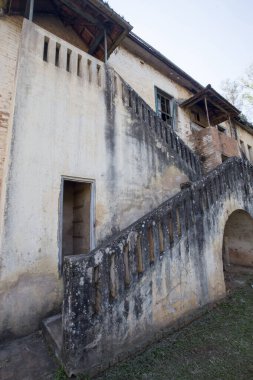 20. yüzyılın başından beri eski ve bozulmuş bir yapı. Brezilya 'nın Sao Paulo eyaletinin iç kesimlerindeki çiftliklerin özellikleri.