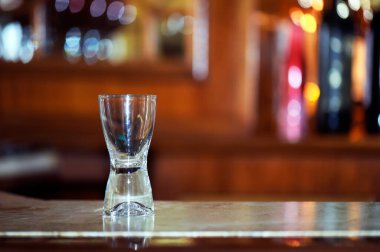 Adam rafları olan taş bar sayaç üzerinde içki boş bardak