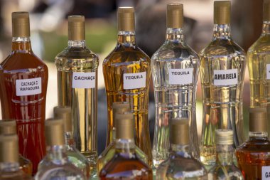 İşçilik Cachaça şişe, semt pazarı durak sergilenen bir şeker kamışı içki. Brezilya