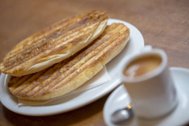 Espresso kahve fincan yağ dilim ekmek ve tereyağı ile