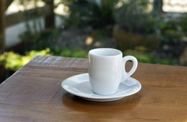 Espresso kahve ham ahşap masa üzerinde uçan daire ile boş