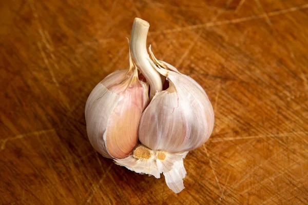 Ungeschälter Knoblauchkopf Isoliert Auf Alter Holzplatte — Stockfoto