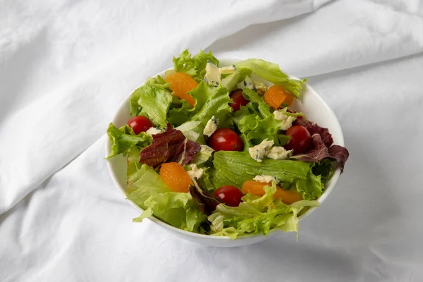 Plaat Van Afwisselende Salade Met Groene Bladeren Tomaten Kaas Amandelen — Stockfoto
