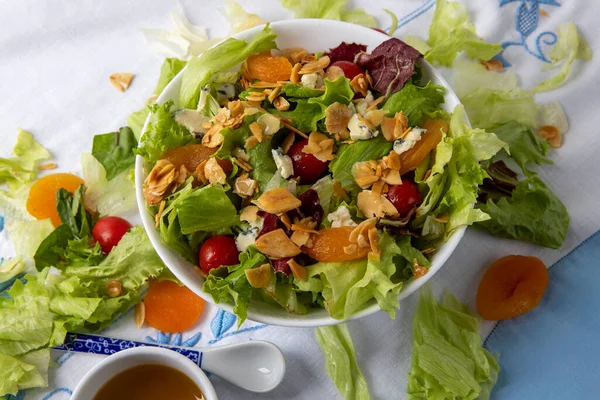 Plaat Van Gevarieerde Salade Met Groene Bladeren Tomaten Kaas Amandelen — Stockfoto