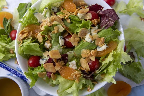 Plaat Van Gevarieerde Salade Met Groene Bladeren Tomaten Kaas Amandelen — Stockfoto