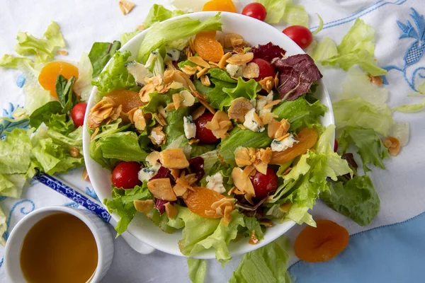 Plaat Van Gevarieerde Salade Met Groene Bladeren Tomaten Kaas Amandelen — Stockfoto