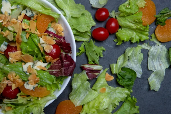 Lempeng Salad Bervariasi Dengan Daun Hijau Tomat Keju Almond Dan — Stok Foto