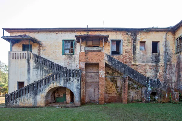 20. yüzyılın başından beri eski ve bozulmuş bir yapı. Brezilya 'nın Sao Paulo eyaletinin iç kesimlerindeki çiftliklerin özellikleri.
