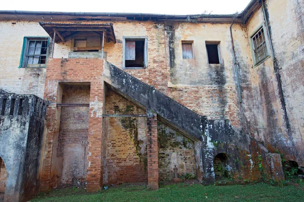 20. yüzyılın başından beri eski ve bozulmuş bir yapı. Brezilya 'nın Sao Paulo eyaletinin iç kesimlerindeki çiftliklerin özellikleri.