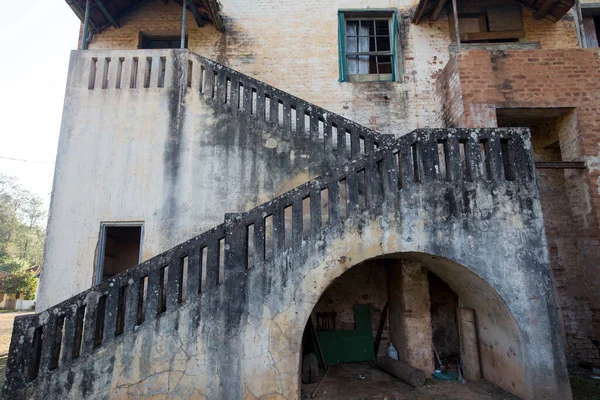 20. yüzyılın başından beri eski ve bozulmuş bir yapı. Brezilya 'nın Sao Paulo eyaletinin iç kesimlerindeki çiftliklerin özellikleri.
