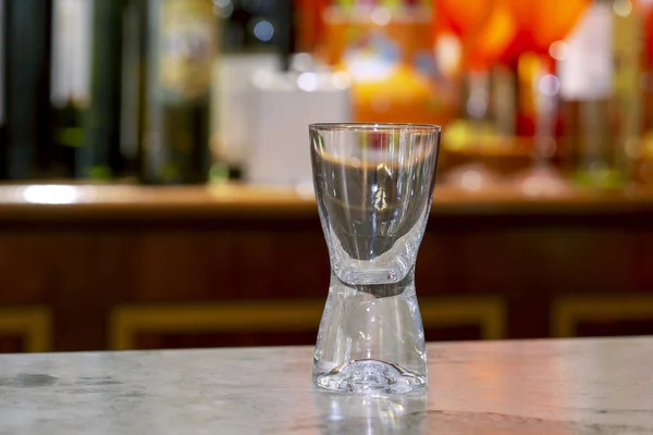 Lege Glas Drank Stenen Bar Toonbank Met Planken Pagina — Stockfoto