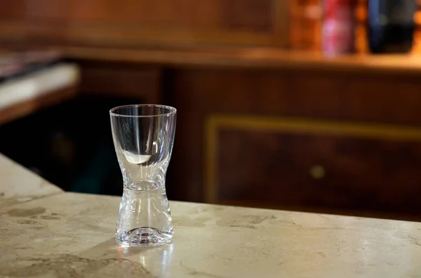 Lege Glas Drank Stenen Bar Toonbank Met Planken Pagina — Stockfoto