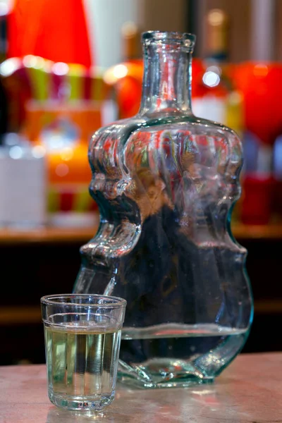 Pinga bardak, Brezilyalı şeker likör, şişe, üzerinde tablo kamışı