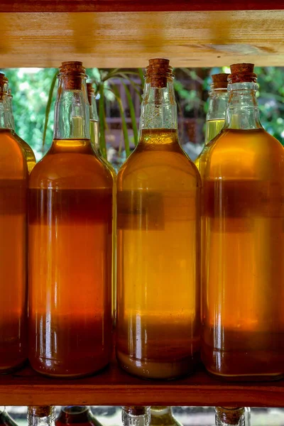 Flessen Cachaca Gekruid Met Kruiden Gerijpt Vaten Hout Koop Een — Stockfoto
