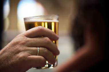 Bardak bira ile tost ekmegi adamın elini