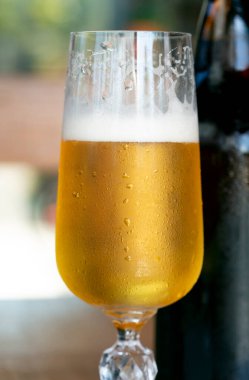 Terli cam şişe içinde geçmiş tabloyla bar bira rahat fotoğraf