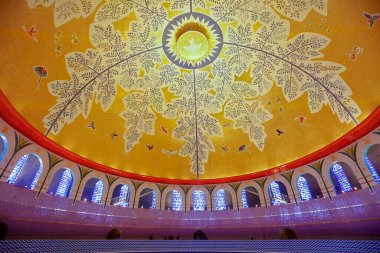 Aparecida, Sp, Brezilya - 11 Şubat 2018 - Orta nefin Ulusal tapınak Our Lady Aparecida bazilikanın kubbe görünümü içinde