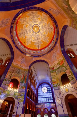 Aparecida, Sp, Brezilya - 11 Şubat 2018 - Orta nefin Ulusal tapınak Our Lady Aparecida bazilikanın kubbe görünümü içinde