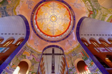 Aparecida, Sp, Brezilya - 11 Şubat 2018 - Orta nefin Ulusal tapınak Our Lady Aparecida bazilikanın kubbe görünümü içinde