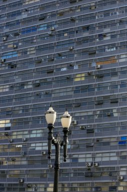 Sao Paulo şehrinin tipik antik sokak lambası, binanın cephesinin aksine